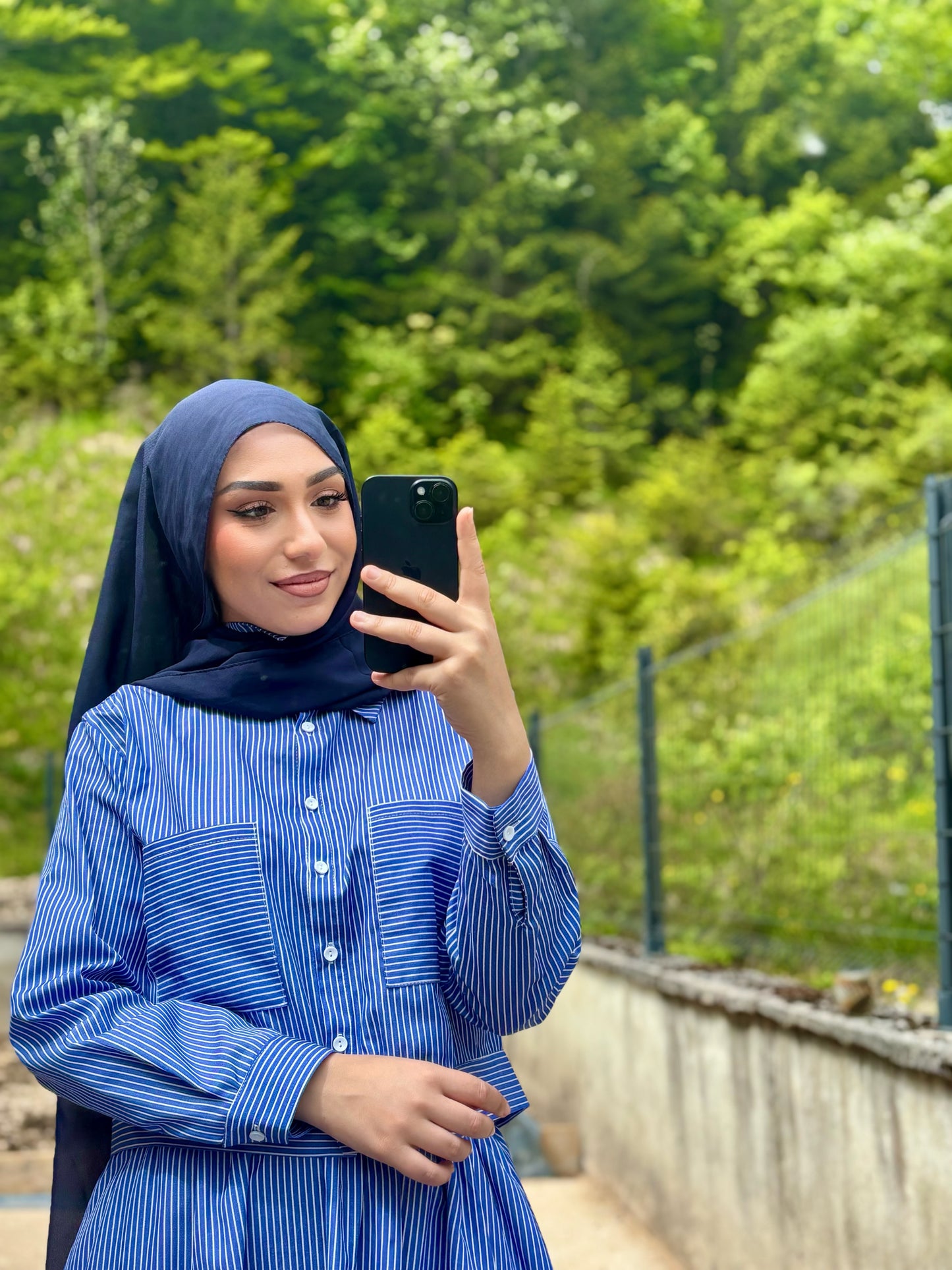 Ensemble jupe et chemise à rayures bleues