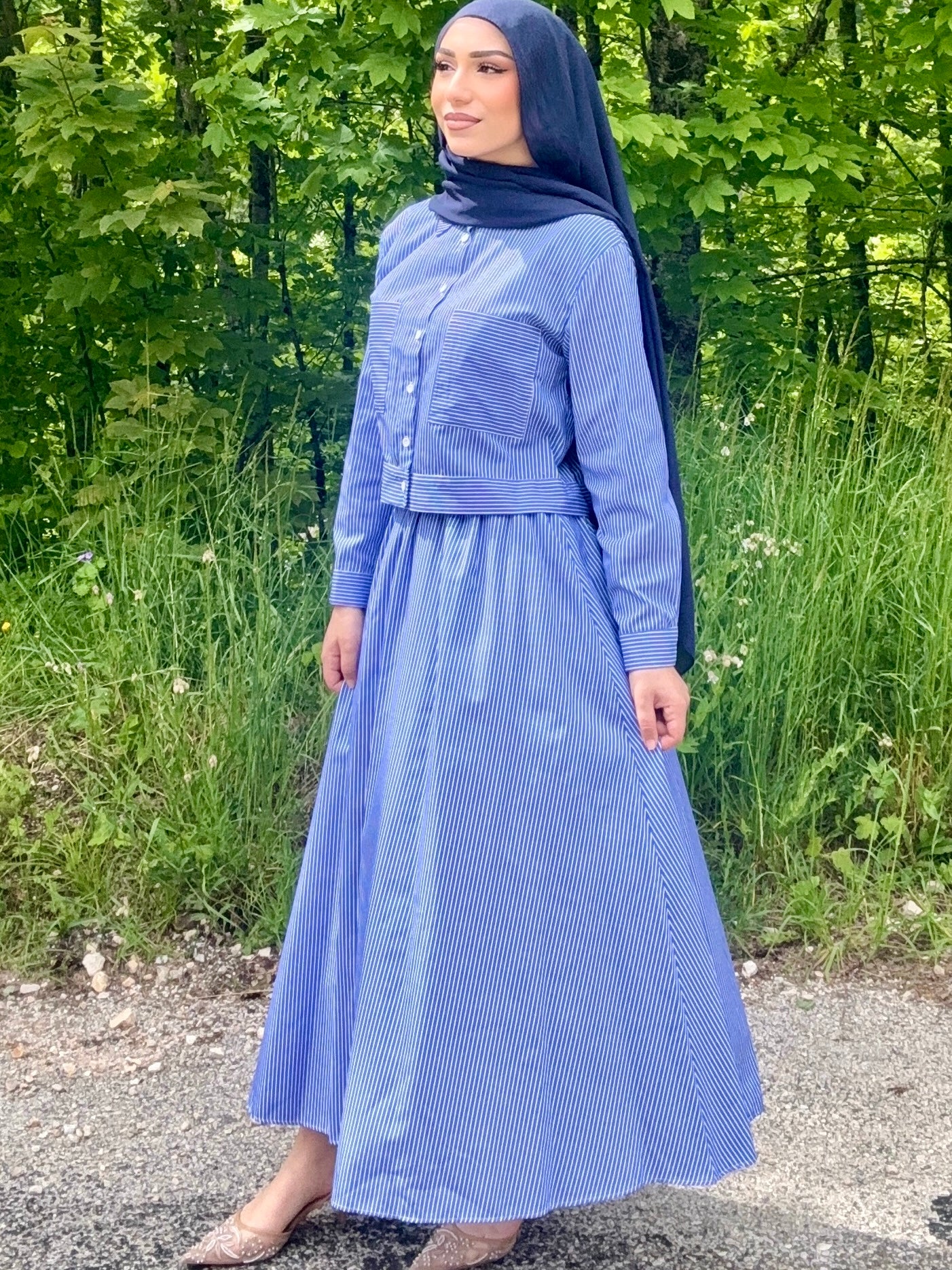 Ensemble jupe et chemise à rayures bleues