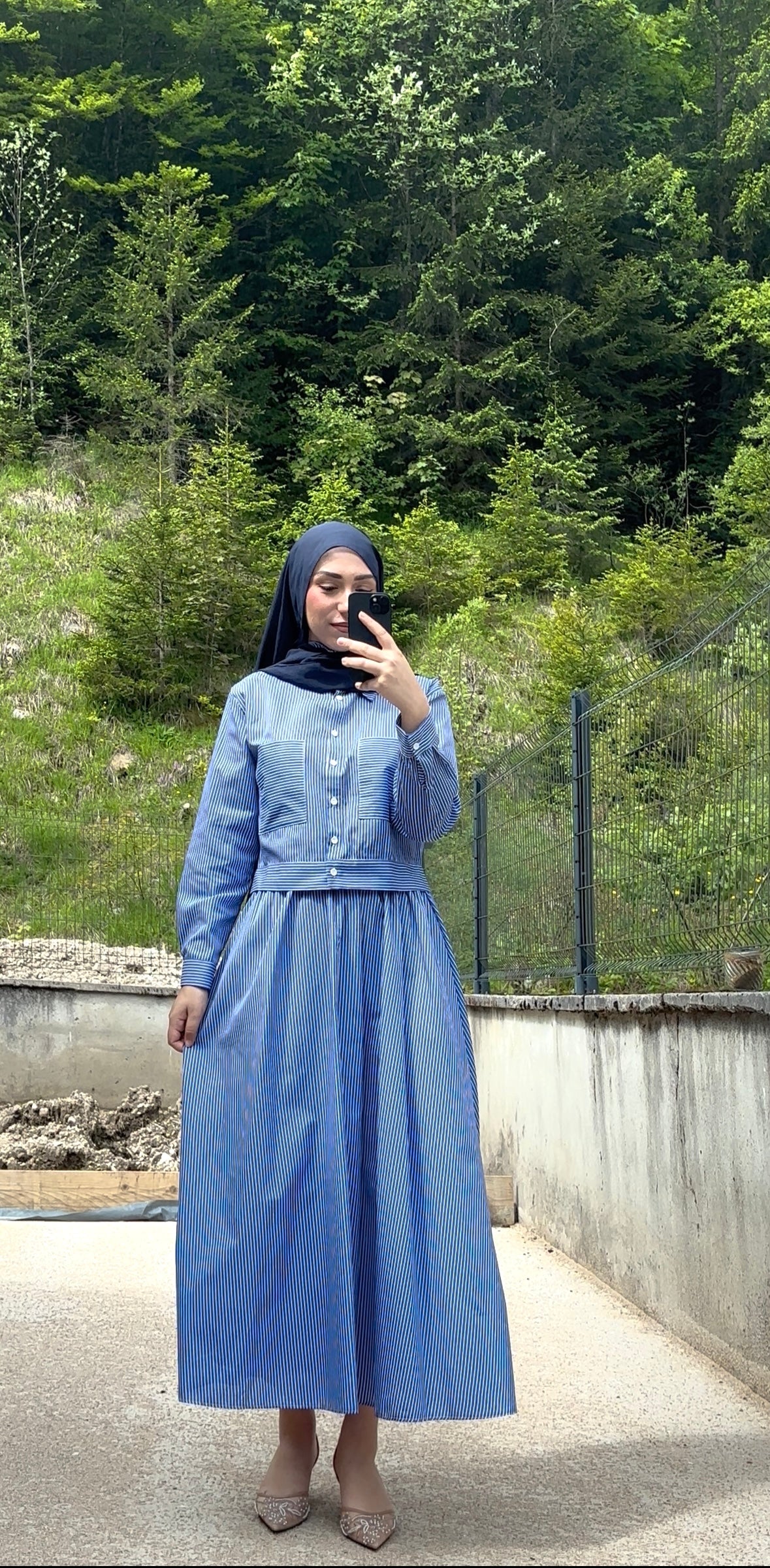 Ensemble jupe et chemise à rayures bleues