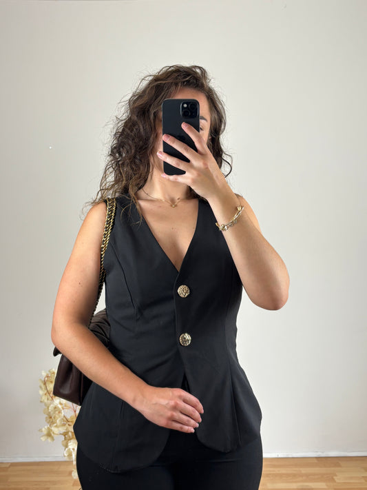 Haut noir chic et intemporel