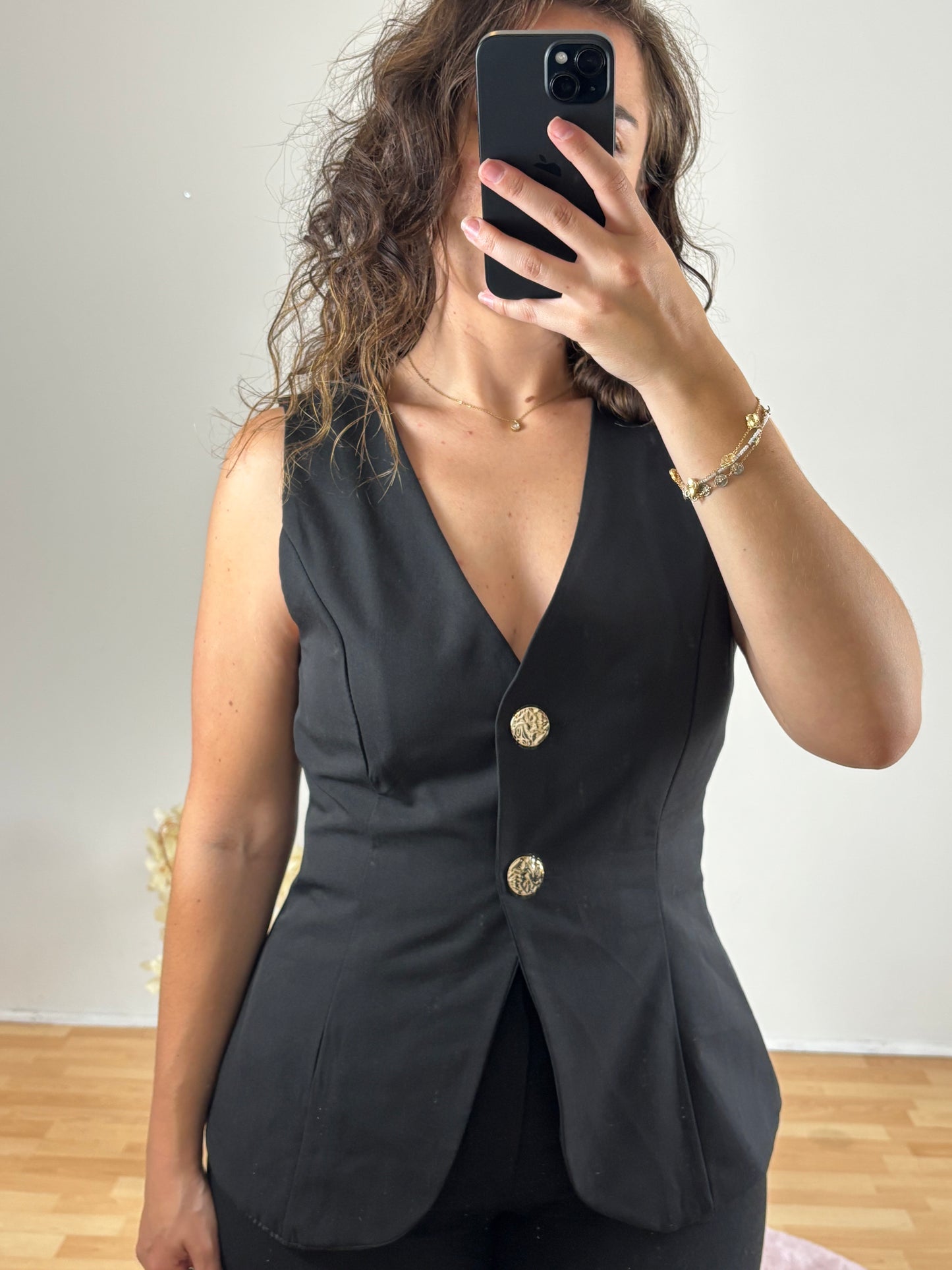 Haut noir chic et intemporel